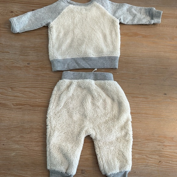 Gap fuzzy polar bear outfit - Picture 5 of 5